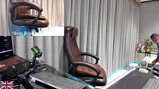 Snapshot of OnlineBossUK chatting on February 27, 2026, 5:02 pm OnlineBossUK online show from February 27, 2026, 5:02 pm