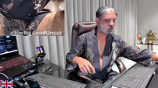 Snapshot of OnlineBossUK chatting on February 2, 2026, 8:19 pm OnlineBossUK online show from February 2, 2026, 8:19 pm