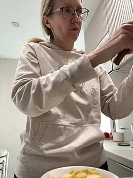 angelmommu online show from March 11, 2026, 5:23 am