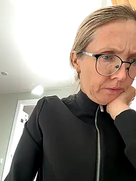 angelmommu online show from October 3, 2025, 5:31 am