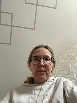 angelmommu online show from February 12, 2026, 9:42 am