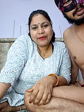 Snapshot of MOM-SUN-COUPLE chatting on March 14, 2025, 4:40 pm MOM-SUN-COUPLE online show from March 14, 2025, 4:40 pm