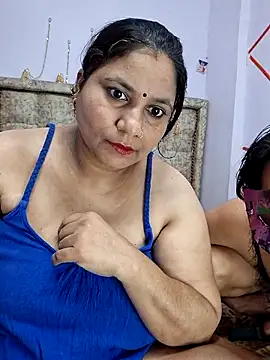 Snapshot of MOM-SUN-COUPLE chatting on March 22, 2025, 10:39 am MOM-SUN-COUPLE online show from March 22, 2025, 10:39 am