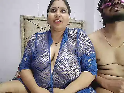 Snapshot of MOM-SUN-COUPLE chatting on March 2, 2025, 11:19 am MOM-SUN-COUPLE online show from March 2, 2025, 11:19 am