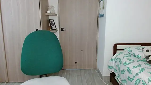 mia  lopez  online show from December 4, 2025, 1:37 am