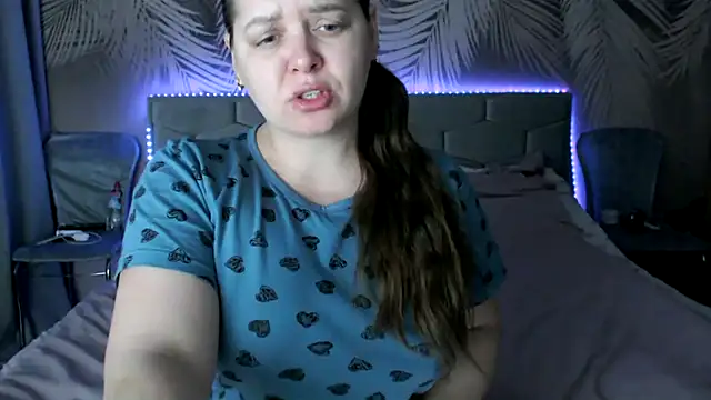 uliastar online show from February 23, 2026, 7:09 am