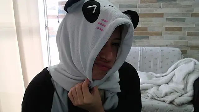 Snapshot of MommyMiaWs chatting on October 10, 2025, 12:28 pm MommyMiaWs online show from October 10, 2025, 12:28 pm