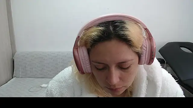 Snapshot of MommyMiaWs chatting on March 10, 2025, 4:03 pm MommyMiaWs online show from March 10, 2025, 4:03 pm