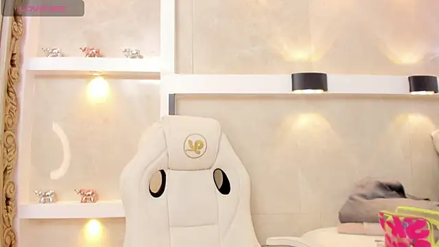 anette cooper online show from November 12, 2025, 3:32 am