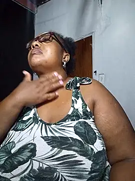 Snapshot of YELLOW_BONE chatting on February 18, 2025, 8:47 pm YELLOW BONE online show from February 18, 2025, 8:47 pm