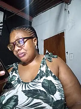 Snapshot of YELLOW_BONE chatting on February 22, 2025, 12:38 am YELLOW BONE online show from February 22, 2025, 12:38 am