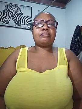 Snapshot of YELLOW_BONE chatting on July 4, 2026, 9:08 pm YELLOW BONE online show from July 4, 2026, 9:08 pm