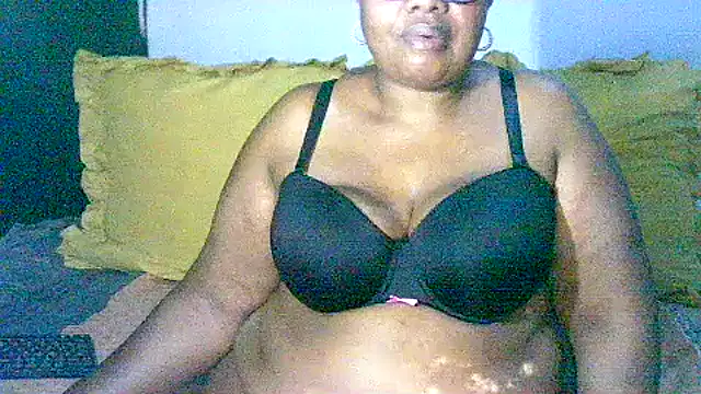 Snapshot of YELLOW_BONE chatting on October 5, 2025, 8:32 pm YELLOW BONE online show from October 5, 2025, 8:32 pm