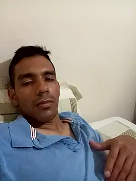 JohanyLatino online show from April 4, 2026, 3:35 am