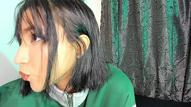 emma woods  online show from September 9, 2025, 2:43 am