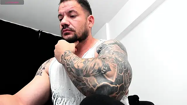 Snapshot of musclemonster31 chatting on October 2, 2025, 4:05 am musclemonster31 online show from October 2, 2025, 4:05 am