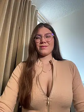 AmelieLaurent  online show from December 1, 2025, 3:46 pm