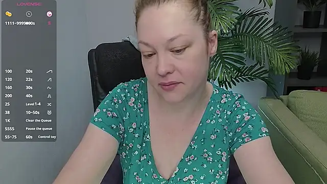 Snapshot of CutieGinger chatting on October 29, 2025, 3:22 pm CutieGinger online show from October 29, 2025, 3:22 pm