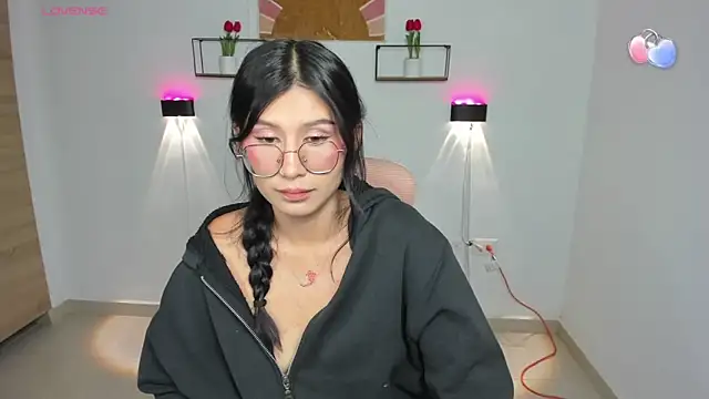 Snapshot of emily_villamil chatting on February 6, 2026, 9:11 pm emily villamil online show from February 6, 2026, 9:11 pm