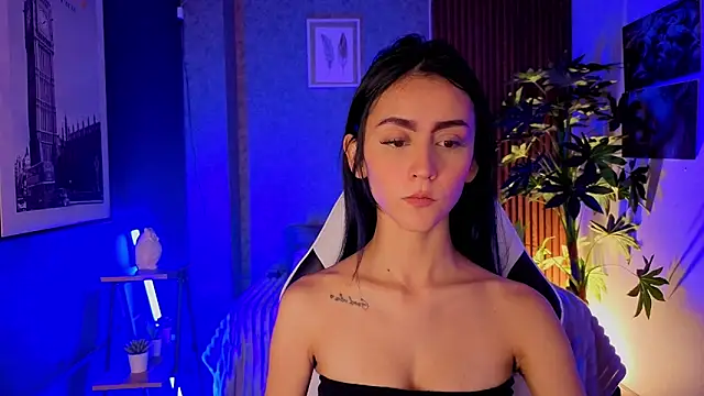 Coralinnee  online show from June 16, 2026, 2:22 am