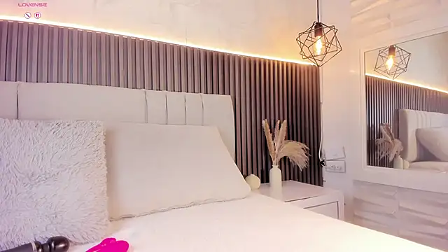 SHANONCLARK online show from November 4, 2025, 7:17 pm