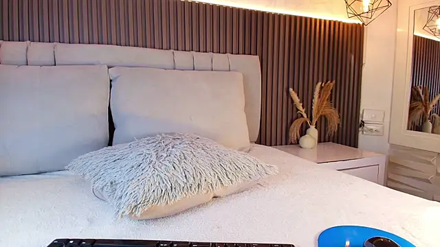 SHANONCLARK online show from December 21, 2025, 11:01 am