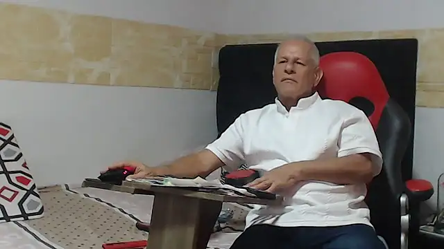 VALENTINO1983  online show from October 12, 2025, 8:43 pm