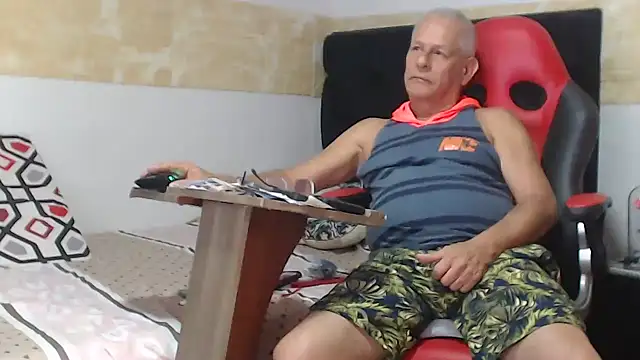 VALENTINO1983  online show from October 8, 2025, 9:04 pm