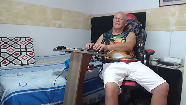 VALENTINO1983  online show from September 14, 2025, 6:25 am