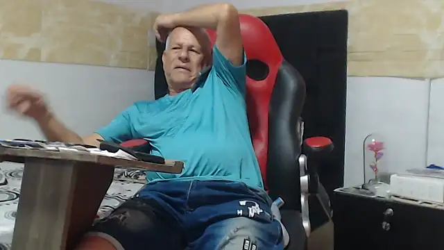 VALENTINO1983  online show from October 5, 2025, 11:39 pm