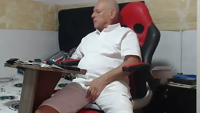 VALENTINO1983  online show from October 4, 2025, 4:41 pm