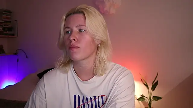 moonamii online show from January 16, 2025, 5:44 pm