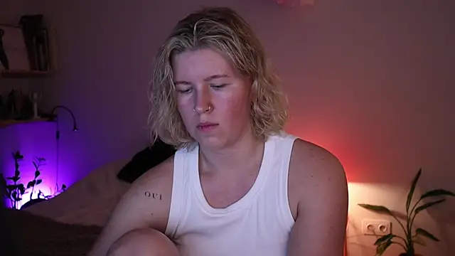 Snapshot of moonamii chatting on December 22, 2025, 6:30 pm moonamii online show from December 22, 2025, 6:30 pm