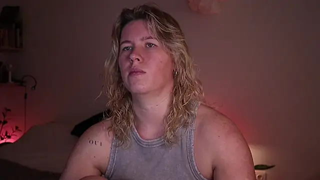 moonamii online show from October 23, 2025, 8:40 pm