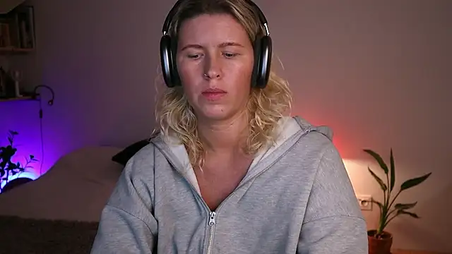 moonamii online show from October 3, 2025, 5:25 pm