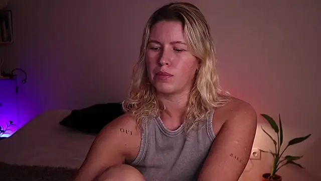 moonamii online show from October 8, 2025, 4:40 pm