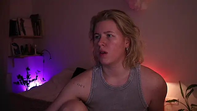 Snapshot of moonamii chatting on December 17, 2025, 10:26 pm moonamii online show from December 17, 2025, 10:26 pm