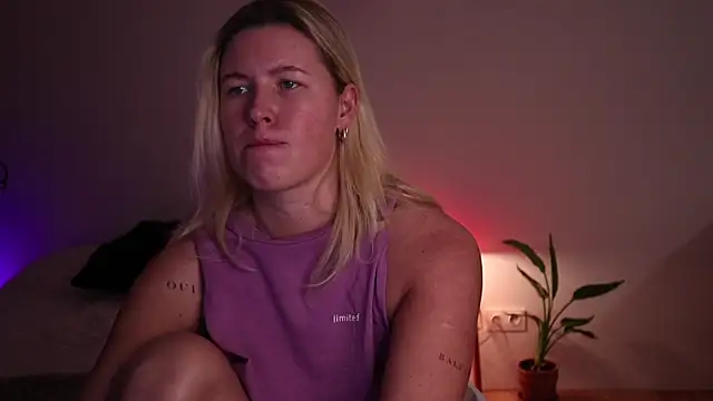 moonamii online show from October 9, 2025, 6:52 pm