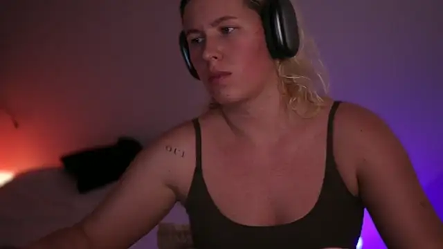 moonamii online show from March 3, 2025, 5:41 pm