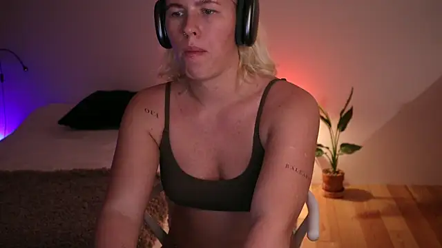 moonamii online show from January 22, 2025, 9:54 pm