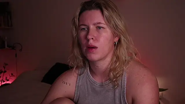 moonamii online show from October 27, 2025, 6:20 pm