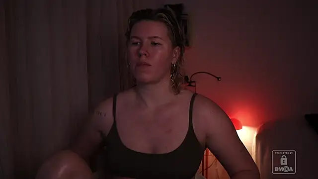 Snapshot of moonamii chatting on January 13, 2026, 5:28 pm moonamii online show from January 13, 2026, 5:28 pm