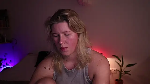 moonamii online show from October 20, 2025, 4:29 pm