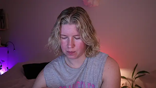 Snapshot of moonamii chatting on December 19, 2025, 3:03 pm moonamii online show from December 19, 2025, 3:03 pm