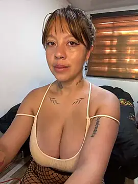Snapshot of Bruja_lu chatting on March 8, 2025, 3:02 pm Bruja lu online show from March 8, 2025, 3:02 pm