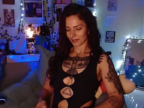 Snapshot of BeellyDance chatting on October 9, 2025, 7:47 pm BeellyDance online show from October 9, 2025, 7:47 pm