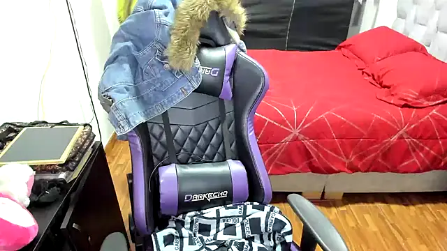 Snapshot of LuisaReyes_2911 chatting on November 8, 2025, 2:15 am LuisaReyes 2911 online show from November 8, 2025, 2:15 am