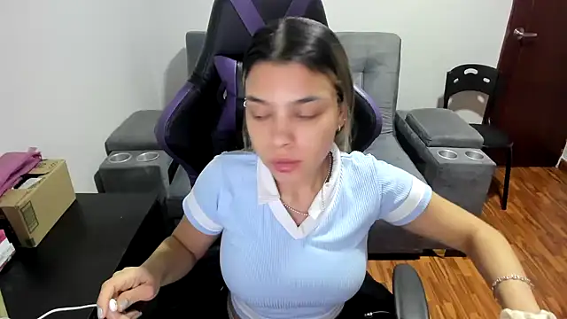 Snapshot of LuisaReyes_2911 chatting on January 13, 2025, 3:01 am LuisaReyes 2911 online show from January 13, 2025, 3:01 am