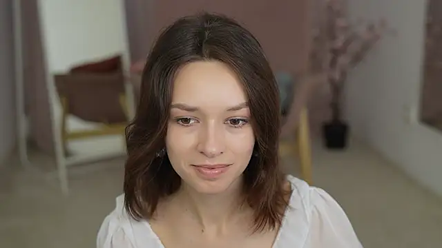 VivianLy  online show from January 6, 2025, 7:20 am