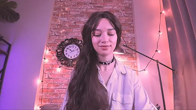 VivianLy  online show from November 7, 2025, 12:21 pm